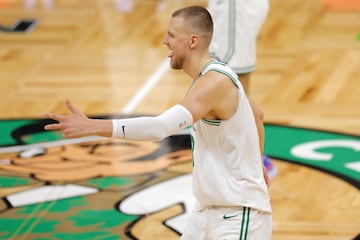 Boston (United States), 07/06/2024.- Boston Celtics center Kristaps Porzingis reacts after shooting a three point basket against the Dallas Mavericks during the first half of the NBA Finals game one between the Dallas Mavericks and the Boston Celtics in Boston, Massachusetts, USA, 06 June 2024. (Baloncesto) EFE/EPA/CJ GUNTHER SHUTTERSTOCK OUT